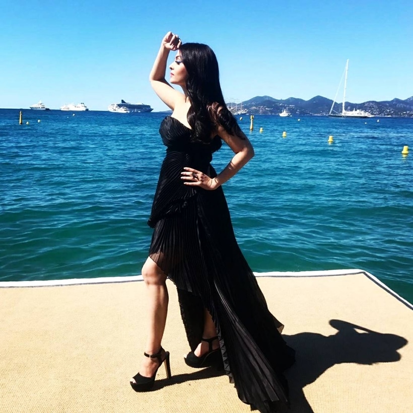 aishwarya rai bachchan, #aishwaryaatcannes, cannes 2017 aishwarya pics, aishwarya rai pics, aishwarya rai bachchan cannes, aishwarya rai cannes, aishwarya rai bachchan red carpet, aishwarya rai bachchan 2017, aishwarya rai cannes 2017 red carpet, aishwarya rai cannes photos, aishwarya rai bachchan cannes photos, indian express, indian express news, indian express fashion, indian express lifestyle