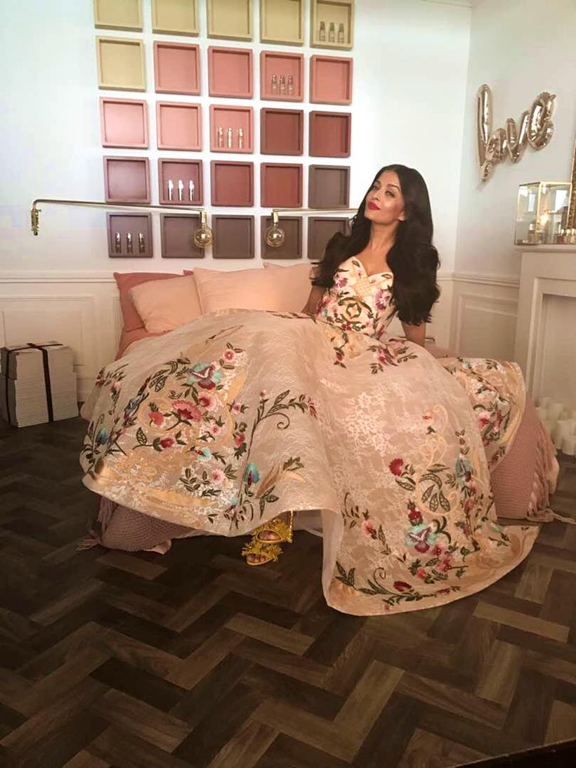aishwarya rai bachchan, #aishwaryaatcannes, cannes 2017 aishwarya pics, aishwarya rai pics, aishwarya rai bachchan cannes, aishwarya rai cannes, aishwarya rai bachchan red carpet, aishwarya rai bachchan 2017, aishwarya rai cannes 2017 red carpet, aishwarya rai cannes photos, aishwarya rai bachchan cannes photos, indian express, indian express news, indian express fashion, indian express lifestyle