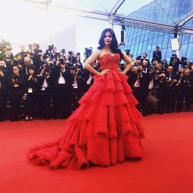 aishwarya rai bachchan, #aishwaryaatcannes, cannes 2017 aishwarya pics, aishwarya rai pics, aishwarya rai bachchan cannes, aishwarya rai cannes, aishwarya rai bachchan red carpet, aishwarya rai bachchan 2017, aishwarya rai cannes 2017 red carpet, aishwarya rai cannes photos, aishwarya rai bachchan cannes photos, indian express, indian express news, indian express fashion, indian express lifestyle