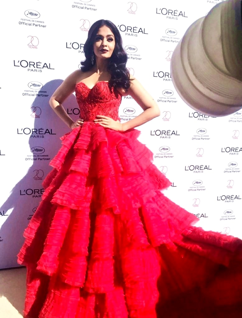aishwarya rai bachchan, #aishwaryaatcannes, cannes 2017 aishwarya pics, aishwarya rai pics, aishwarya rai bachchan cannes, aishwarya rai cannes, aishwarya rai bachchan red carpet, aishwarya rai bachchan 2017, aishwarya rai cannes 2017 red carpet, aishwarya rai cannes photos, aishwarya rai bachchan cannes photos, indian express, indian express news, indian express fashion, indian express lifestyle