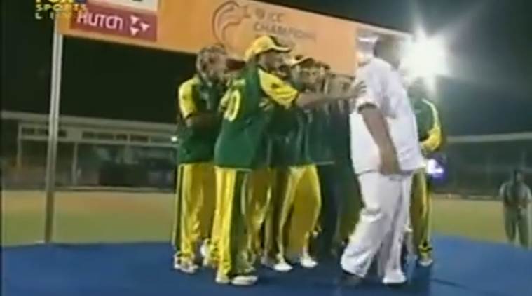 Australian players push Sharad Pawar off the stage after ...