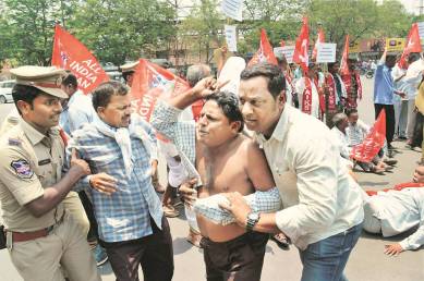 telangana, andhra pradesh, chilli farmers, telangana chilli farmers, andhra pradesh chilli farmers, farmers protest, chilli farmers protest, indian express