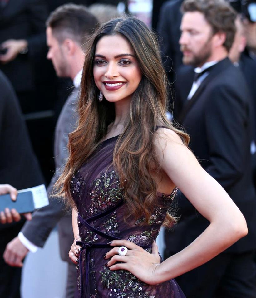 deepika padukone, deepika padukone pics, deepika padukone photos, deepika padukone cannes, deepika padukone cannes red carpet, deepika padukone cannes 2017, deepika padukone cannes 2017 red carpet, deepika padukone cannes photos, indian express, indian express news