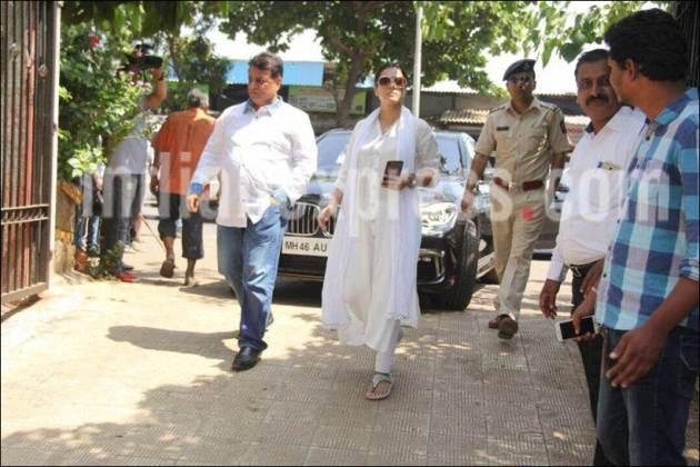 kajol, kajol reema lagoo, kajol image, reema lagoo funeral images