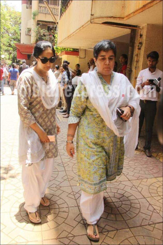 reema lagoo funeral, reema lagoo coactors funeral, reema lagoo funeral image