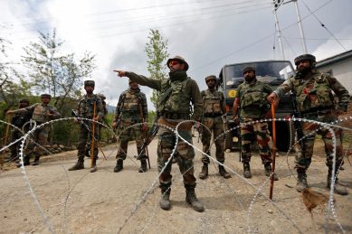 Pakistani troops target forward posts along LoC