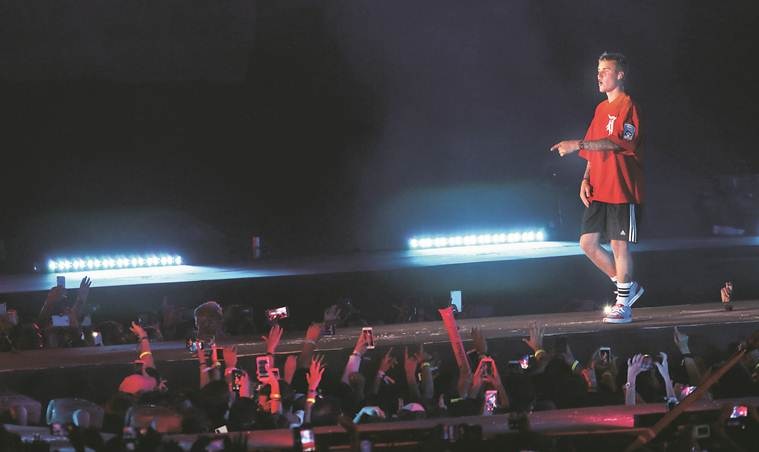 justin bieber, mumbai concert, bombay concert, dy patil stadium, navi mumbai, mumbai, bombay, pop concert, music concert, mohit chauhan, shaan, sukhwinder singh, lip sync, stage show, entertainment news, indian express news