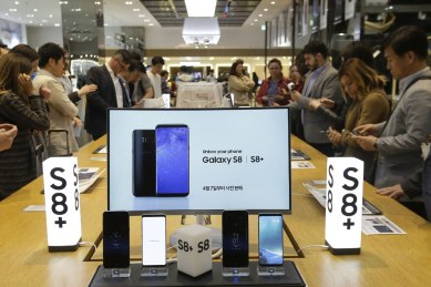 Samsung, Samsung Galaxy S8, Galaxy S8 iris scanner, S8 iris scanner hacked, Galaxy S8 iris scanner fooled, CCC, Chaos Computer Club, Galaxy S8 hack, Iris Scanner problems, Biometrics, technology, technology news