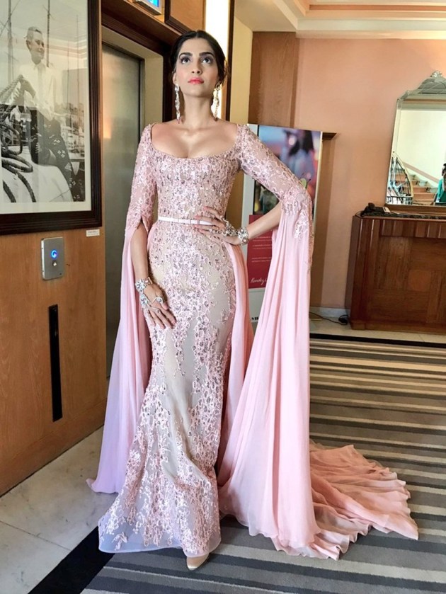 sonam kapoor, cannes 2017, sonam at cannes, sonam kapoor cannes 2017, sonam at cannes 2017, cannes film festival, sonam kapoor cannes look, sonam kapoor cannes red carpet, sonam kapoor looks, fashion news, cannes news