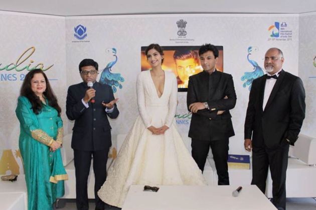 sonam kapoor, sonam kapoor cannes, sonam kapoor cannes red carpet looks, sonam kapoor cannes looks, sonam kapoor pics, sonam kapoor photos, sonam kapoor red carpet looks, sonam kapoor fashion, sonam kapoor ralph and russo, sonam kapoor red carpet pics, sonam kapoor photos, sonam kapoor fashion photos, sonam kapoor style images, bollywood fashion, bollywood style, indian express, indian express news