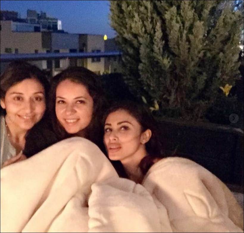 mouni roy sexy, mouni roy friends, mouni roy images, mouni roy naagin wrap