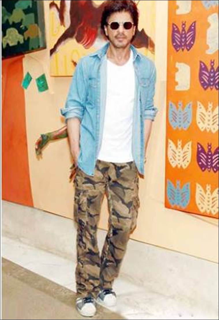 In A Black Tee, Cap And Camo Cargos, 58 Looks Oh-So-Cool On Shah Rukh Khan's  Birthday