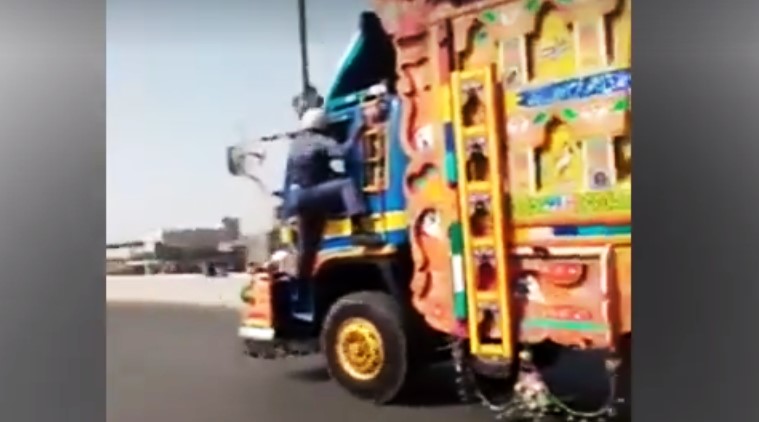 pakistani traffic officer fights truck driver, pakistani traffic warden fights speeding truck driver, brave pakistani traffic officer video viral, indian express, indian express news