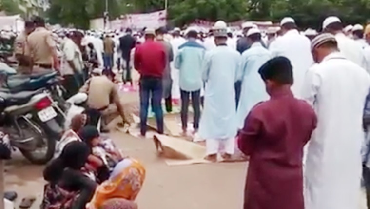 eid namaz, eid namaz police video, policemen helping muslims offer namaz, eid 2017, eid al fitr namaz video, indian express, indian express news