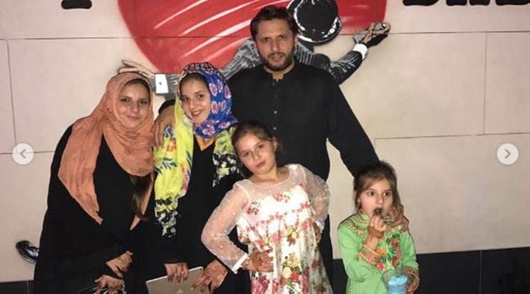 Shahid Afridi spends time with wife and four daughters in ... - 759 x 422 jpeg 46kB