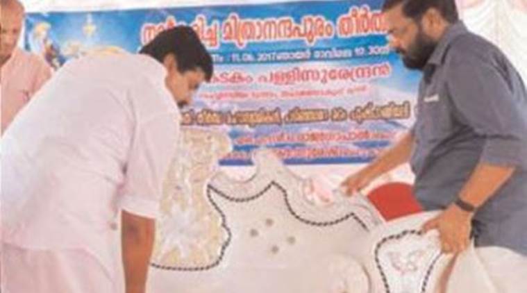 kerala, kadakampally surendran, surendran throne dais, VS sivakumar, sringeri mutt, sringeri mutt chief, kerala sringeri chief, kerala news