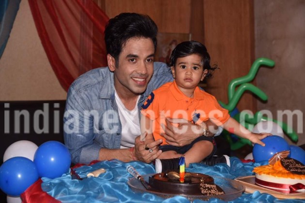 tusshar kapoor, tusshar son laksshya, tusshar son laksshya birthday photo, tusshar kapoor son birthday party images
