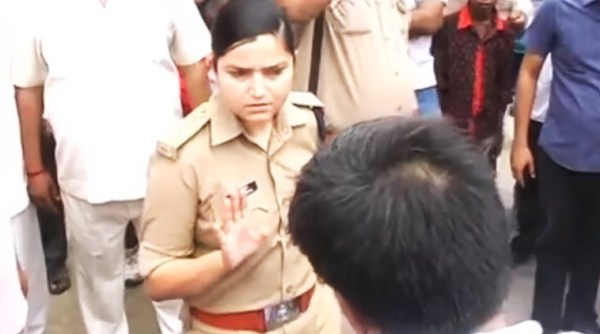 lady cop bjp leader video viral, lady cop challan on bjp leader video, up lady police fight with BJP leader video viral, shrestha sharma woman police bjp leader fight on road, indian express, indian express news