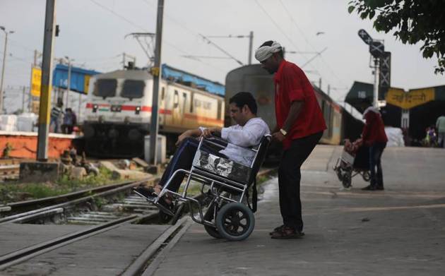 new delhi railway station, railway medical facilities, delhi station medical facilities, delhi railways, indian railways, suresh prabhu, indian express news, india news