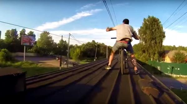 cyclists, cyclist videos, cyclist on moving train, cyclist daredevil stunts, cyclists on youtube, indian express, indian express news