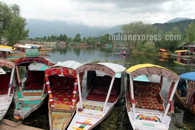 Dal Lake, srinagar, srinagar tourism, srinagar Dal Lake, shikara ride, Dal Lake shikara, kashmir beauty, indian express, india news