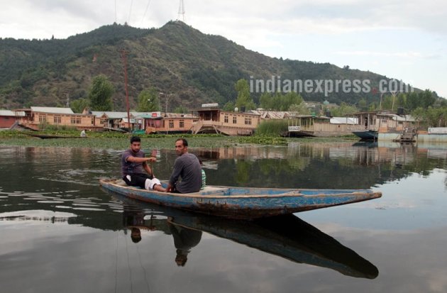 Dal Lake, srinagar, srinagar tourism, srinagar Dal Lake, shikara ride, Dal Lake shikara, kashmir beauty, indian express, india news