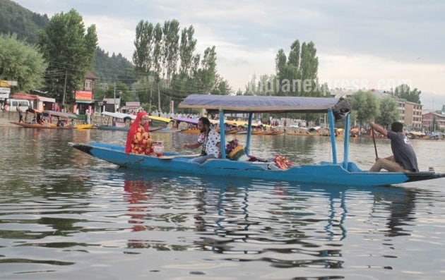 Dal Lake, srinagar, srinagar tourism, srinagar Dal Lake, shikara ride, Dal Lake shikara, kashmir beauty, indian express, india news