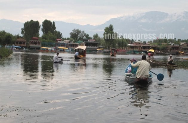 Dal Lake, srinagar, srinagar tourism, srinagar Dal Lake, shikara ride, Dal Lake shikara, kashmir beauty, indian express, india news