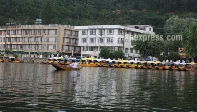 Dal Lake, srinagar, srinagar tourism, srinagar Dal Lake, shikara ride, Dal Lake shikara, kashmir beauty, indian express, india news