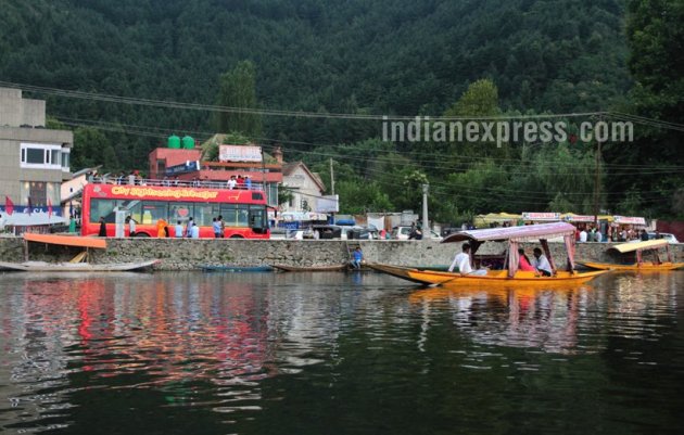Dal Lake, srinagar, srinagar tourism, srinagar Dal Lake, shikara ride, Dal Lake shikara, kashmir beauty, indian express, india news