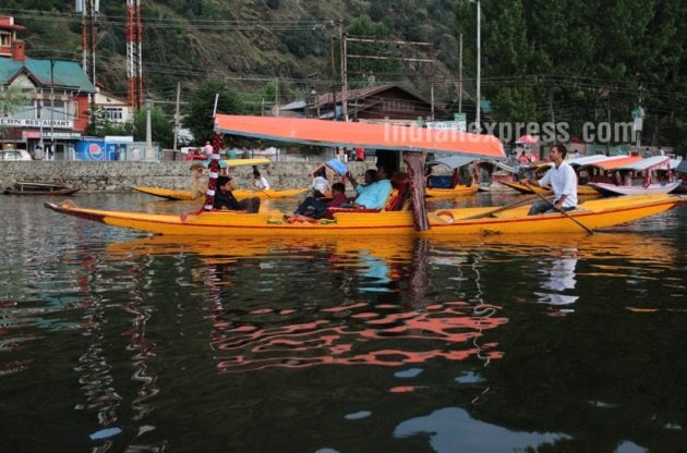 Dal Lake, srinagar, srinagar tourism, srinagar Dal Lake, shikara ride, Dal Lake shikara, kashmir beauty, indian express, india news