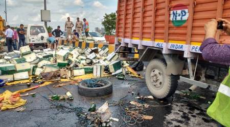 noida dnd, truck accident, delhi noida tollway, liquor truck, alcohol truck fell down, liquor truck accident dnd noida, indian express