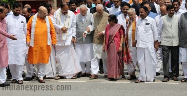 monsoon session, parliament, monsoon session day 1, mayawati resign, Protest out side Parliament, Mayawati quits Parliament, Mayawati quits Rajya Sabha, L K Advani, Narendra Modi, Arun Jaitley, Sushma Swaraj, Indian Express, India news, National news