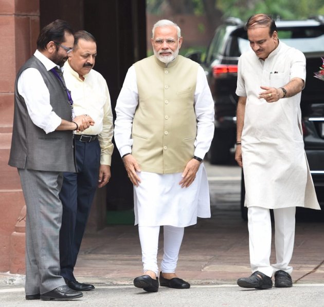 monsoon session, parliament, monsoon session day 1, mayawati resign, Protest out side Parliament, Mayawati quits Parliament, Mayawati quits Rajya Sabha, L K Advani, Narendra Modi, Arun Jaitley, Sushma Swaraj, Indian Express, India news, National news