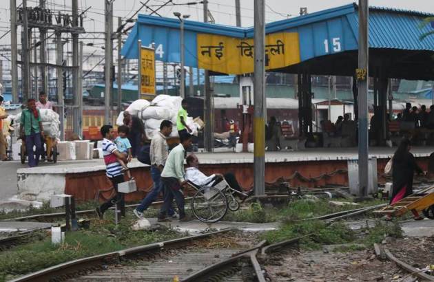 new delhi railway station, railway medical facilities, delhi station medical facilities, delhi railways, indian railways, suresh prabhu, indian express news, india news