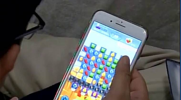 Nitish Kumar, officers using mobile, candy crush, donald trump, narendra modi, melania trump,