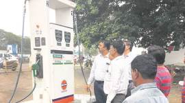 pune, petrol pump, thane police, Chandannagar petrol pump, petrol dispensing unit, pune petrol pump inspection, indian express