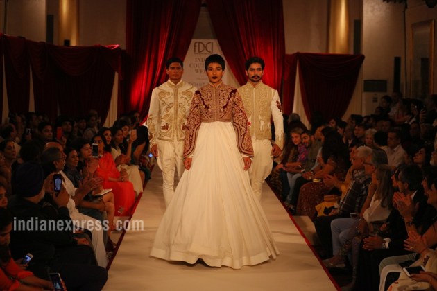 arjun rampal, Rohit Bal, Indian Couture Week, ICW 2017, Arjun Rampal walks for Rohit Bal, Arjun Rampal, Indian Express, Indian Express News