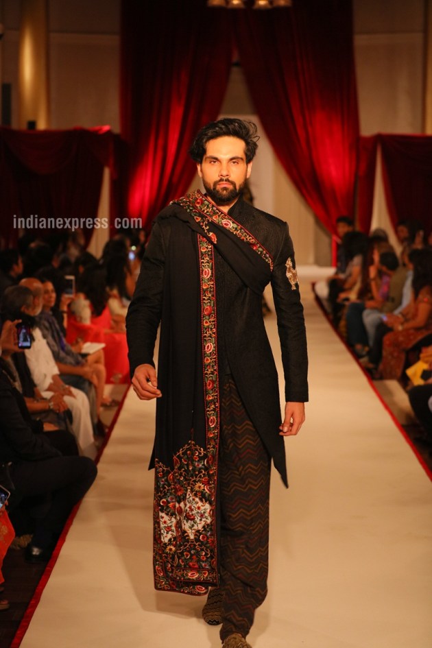 arjun rampal, Rohit Bal, Indian Couture Week, ICW 2017, Arjun Rampal walks for Rohit Bal, Arjun Rampal, Indian Express, Indian Express News