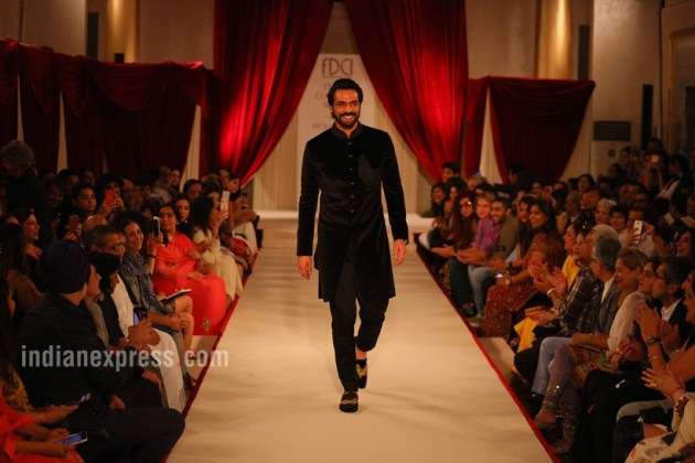 arjun rampal, Rohit Bal, Indian Couture Week, ICW 2017, Arjun Rampal walks for Rohit Bal, Arjun Rampal, Indian Express, Indian Express News