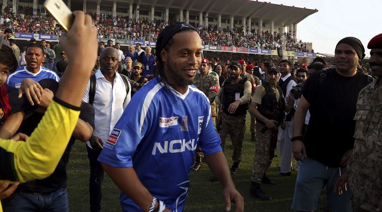 Ronaldinho, Ryan Giggs, pakistan, football in pakistan, manchester united, football