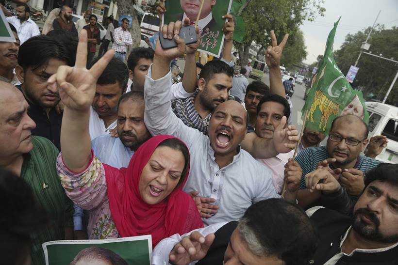 Nawaz Sharif, Nawaz Sharif Panama Paper case, Supreme Court's judgement on Nawaz Sharif Panama Paper case, people celebrating Nawaz Sharif ouster, panama papers, pakistan prime minister