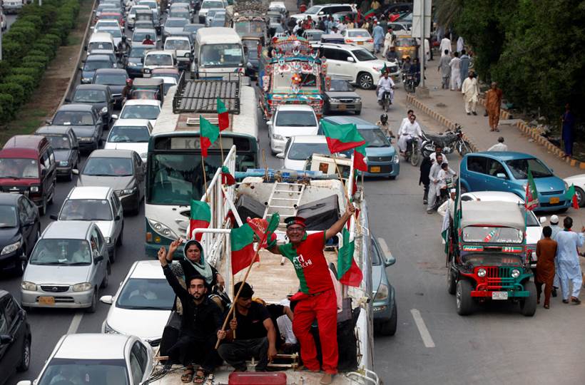 Nawaz Sharif, Nawaz Sharif Panama Paper case, Supreme Court's judgement on Nawaz Sharif Panama Paper case, people celebrating Nawaz Sharif ouster, panama papers, pakistan prime minister