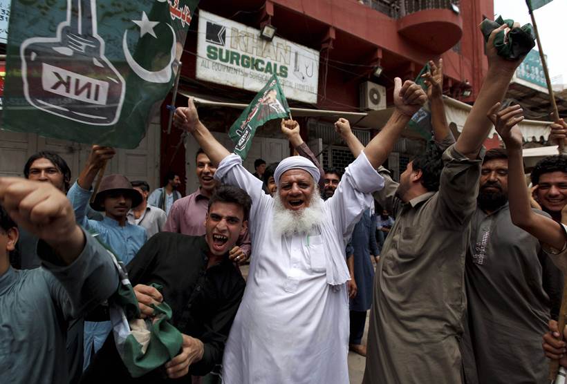 Nawaz Sharif, Nawaz Sharif Panama Paper case, Supreme Court's judgement on Nawaz Sharif Panama Paper case, people celebrating Nawaz Sharif ouster, panama papers, pakistan prime minister