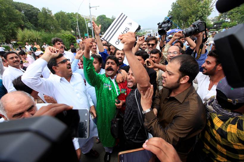 Nawaz Sharif, Nawaz Sharif Panama Paper case, Supreme Court's judgement on Nawaz Sharif Panama Paper case, people celebrating Nawaz Sharif ouster, panama papers, pakistan prime minister