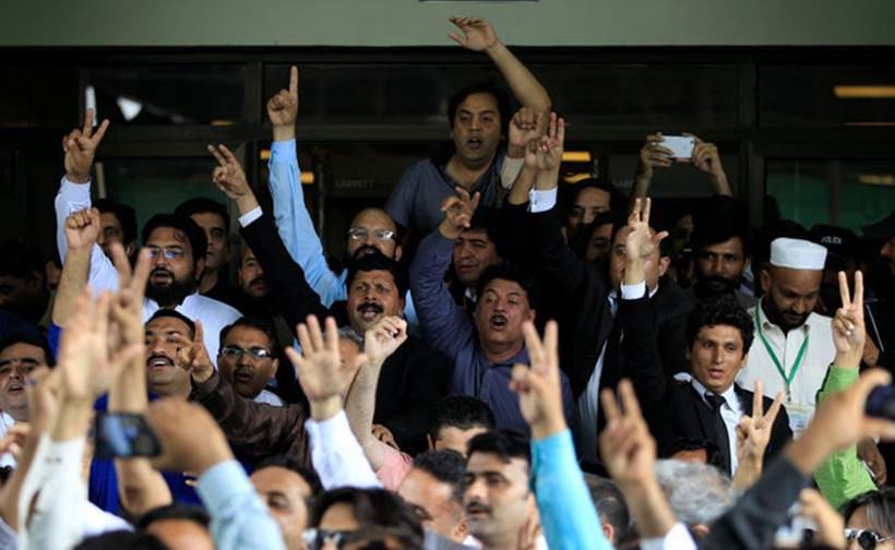Nawaz Sharif, Nawaz Sharif Panama Paper case, Supreme Court's judgement on Nawaz Sharif Panama Paper case, people celebrating Nawaz Sharif ouster, panama papers, pakistan prime minister