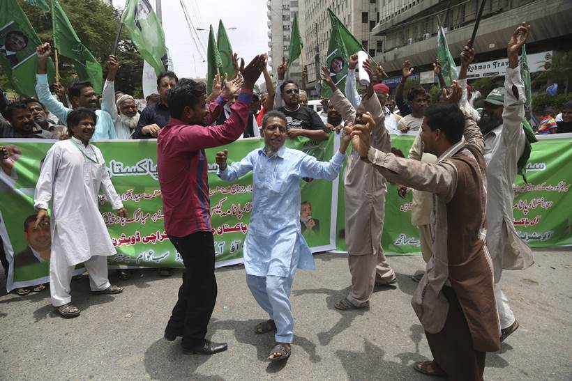 Nawaz Sharif, Nawaz Sharif Panama Paper case, Supreme Court's judgement on Nawaz Sharif Panama Paper case, people celebrating Nawaz Sharif ouster, panama papers, pakistan prime minister