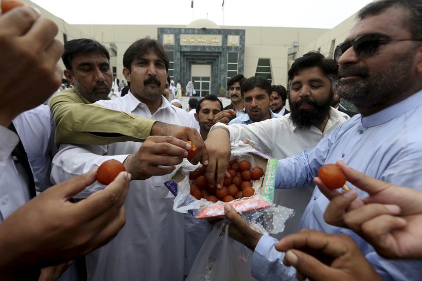 Nawaz Sharif, Nawaz Sharif Panama Paper case, Supreme Court's judgement on Nawaz Sharif Panama Paper case, people celebrating Nawaz Sharif ouster, panama papers, pakistan prime minister