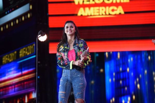 alia bhatt, alia bhatt iifa, alia bhatt iifa 2017, alia bhatt iifa performance, alia bhatt iifa dance pictures