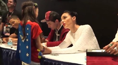 gal gadot consoles crying little girl, gal gadot talks to little wonder woman, wonder woman, gal gadot, gal gadot wonder woman at justice league, gal gadot consoles crying fan, indian express, indian express news